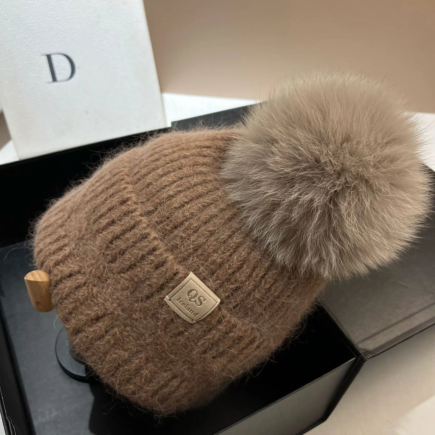 Cappello Lavorato A Maglia Con Pelliccia Sintetica Di Coniglio Bianco E Pompon In Pelliccia Neve Per Donna All Aperto