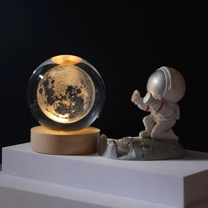 Sfera di Cristallo 3D Decorazione Sistema Solare Pianeti Luna LED Astronauta 6 e 8 cm Globo di Neve Vetro