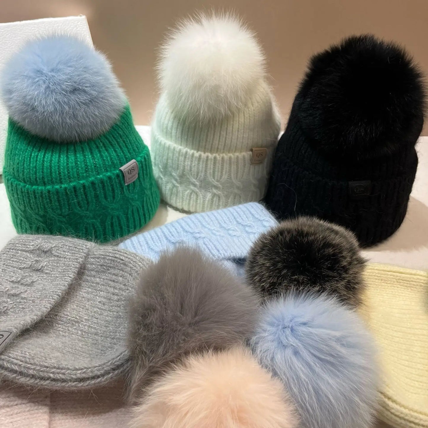 Cappello Lavorato A Maglia Con Pelliccia Sintetica Di Coniglio Bianco E Pompon In Pelliccia Neve Per Donna All Aperto