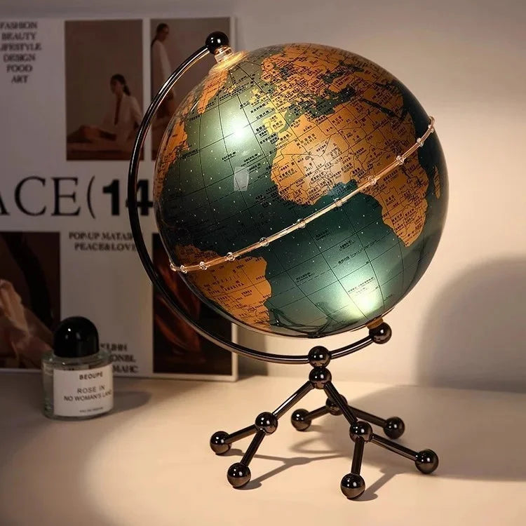 Ornamento moderno di lusso a globo con accenti di barca a vela, elegante scultura in metallo per soggiorno, supporto TV, armadietto del vino, scrivania da ufficio