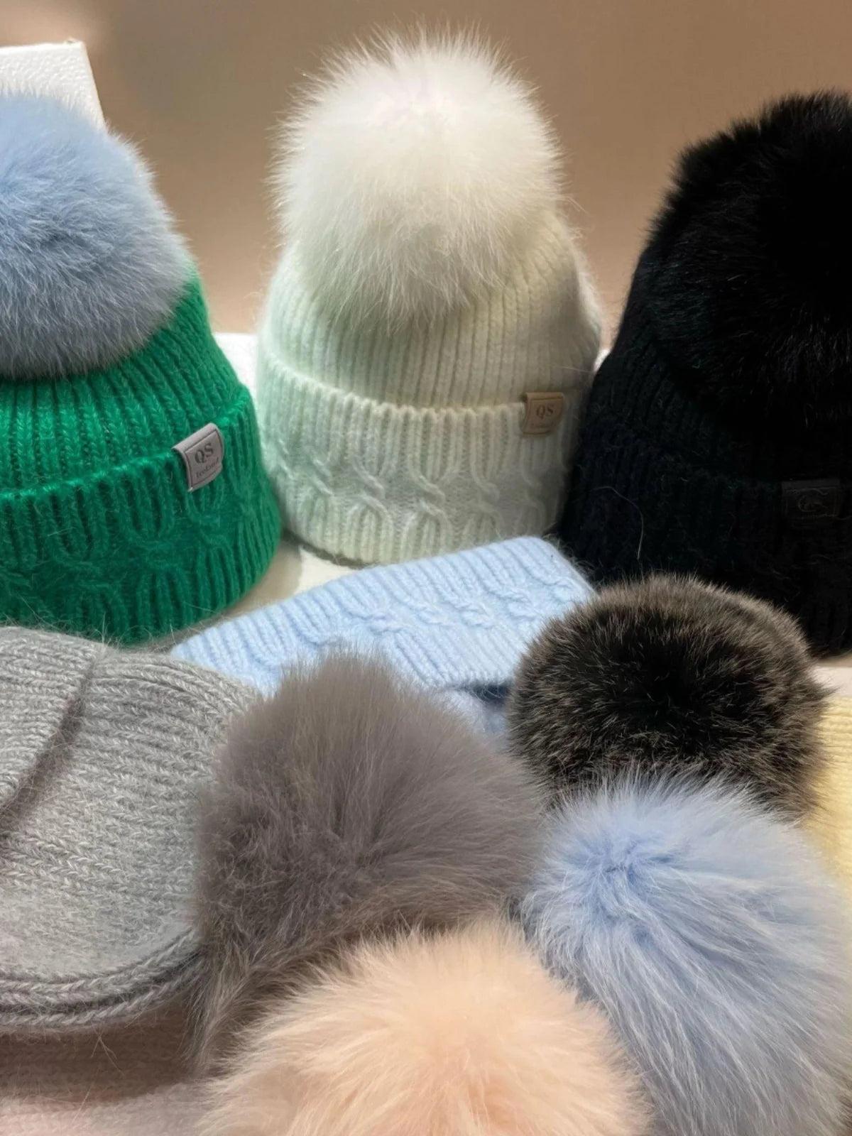 Cappello Lavorato A Maglia Con Pelliccia Sintetica Di Coniglio Bianco E Pompon In Pelliccia Neve Per Donna All Aperto