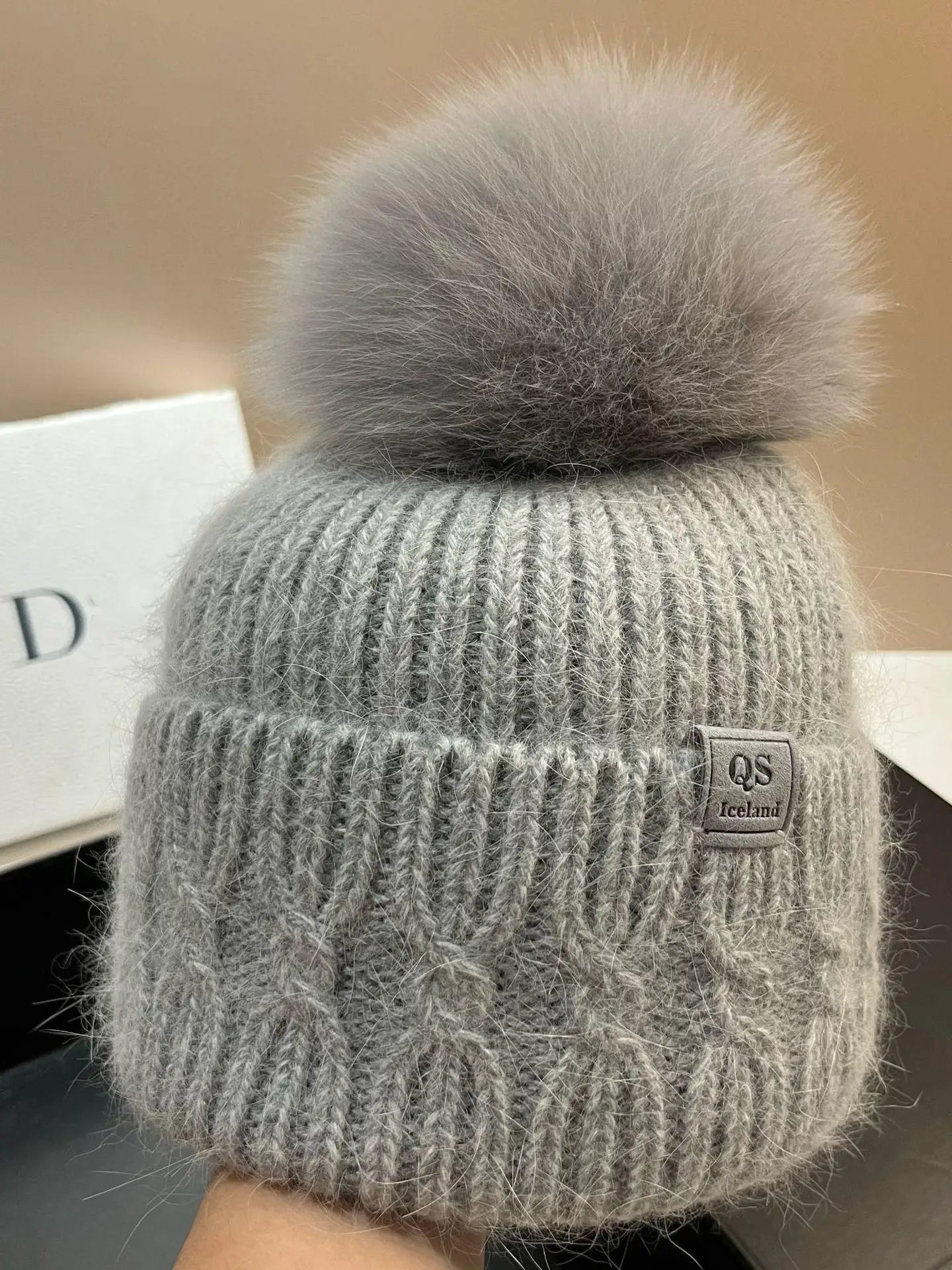Cappello Lavorato A Maglia Con Pelliccia Sintetica Di Coniglio Bianco E Pompon In Pelliccia Neve Per Donna All Aperto