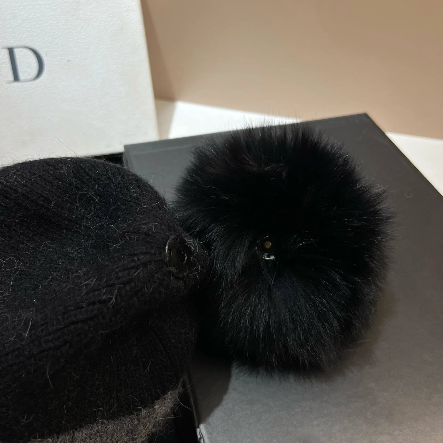 Cappello Lavorato A Maglia Con Pelliccia Sintetica Di Coniglio Bianco E Pompon In Pelliccia Neve Per Donna All Aperto