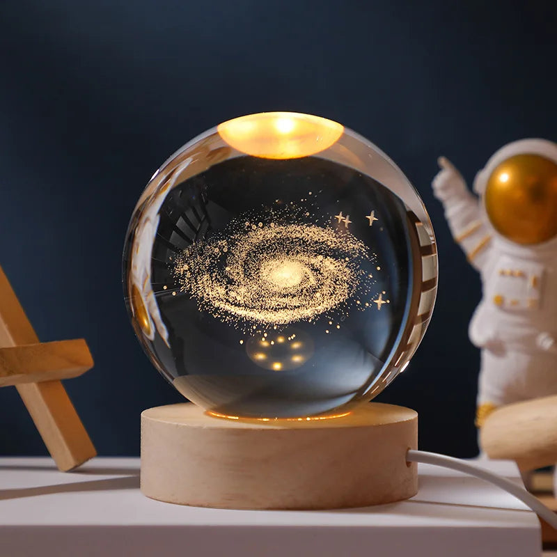 Lampada Notturna Sfera di Cristallo Incisa al Laser Regalo di Compleanno Decorazione da Scrivania con Base USB in Legno