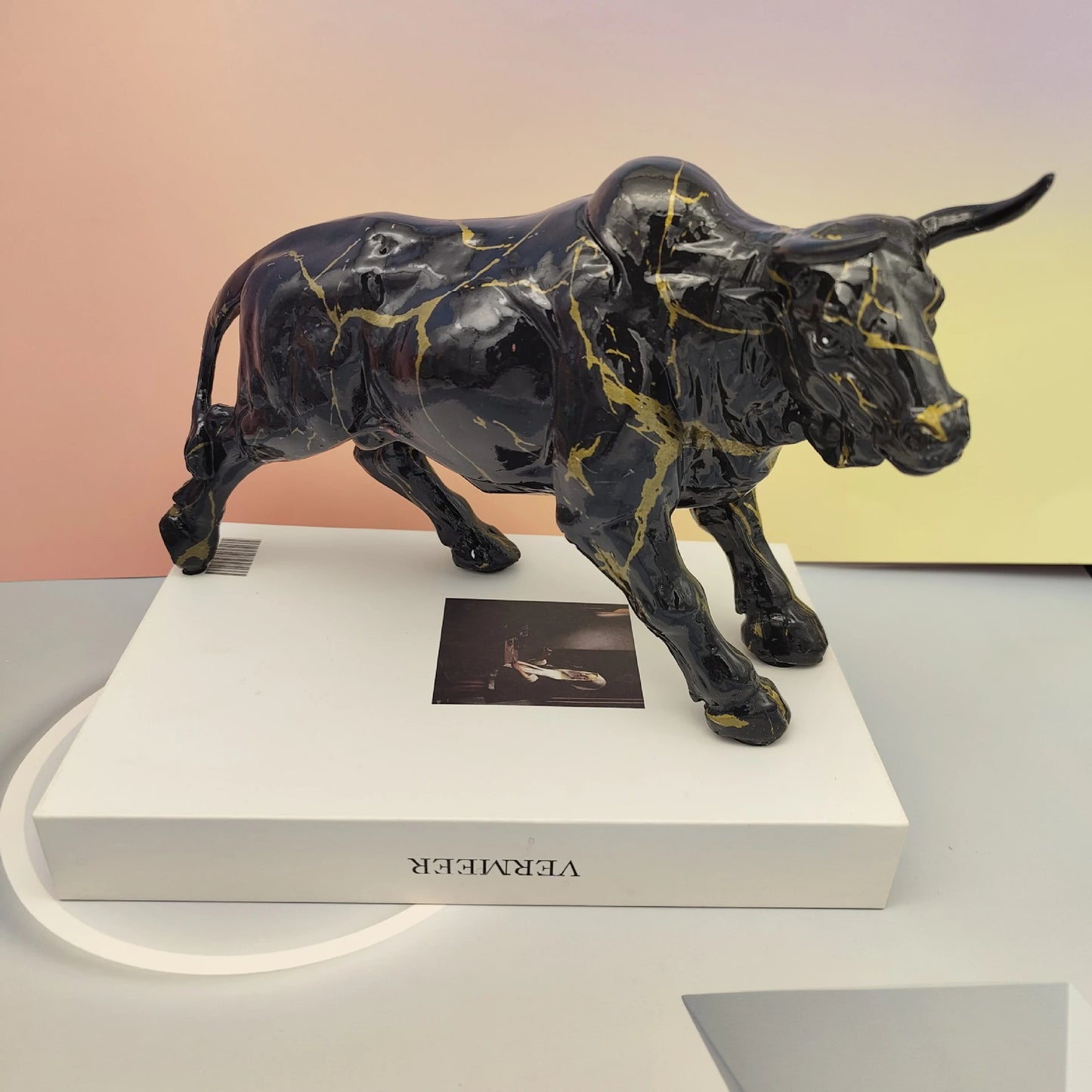 Statua di toro nordico in resina Wall Street Figurine di bue Animali Ornamenti per la casa Graffiti Toro Scultura per interni Decorazioni per la casa