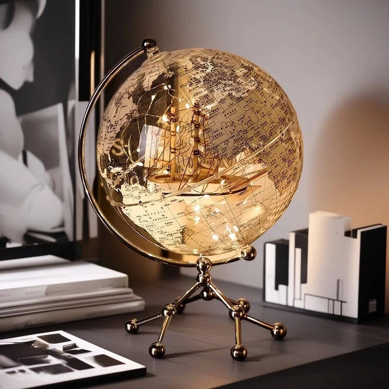 Ornamento moderno di lusso a globo con accenti di barca a vela, elegante scultura in metallo per soggiorno, supporto TV, armadietto del vino, scrivania da ufficio