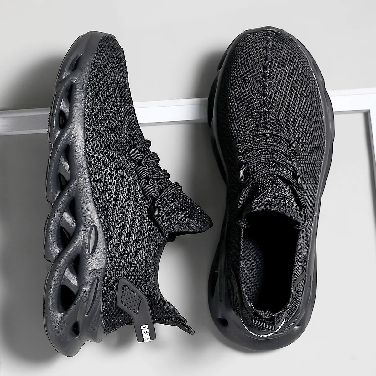 Scarpe sportive casual da uomo Sneakers leggere e traspiranti Scarpe da corsa nere in mesh per esterni Scarpe da passeggio per tennis da jogging atletiche