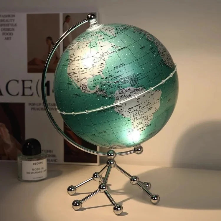 Ornamento moderno di lusso a globo con accenti di barca a vela, elegante scultura in metallo per soggiorno, supporto TV, armadietto del vino, scrivania da ufficio