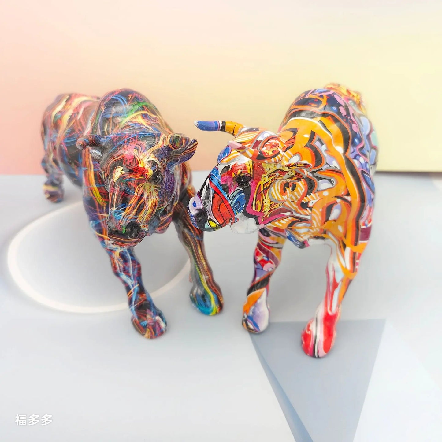 Statua di toro nordico in resina Wall Street Figurine di bue Animali Ornamenti per la casa Graffiti Toro Scultura per interni Decorazioni per la casa