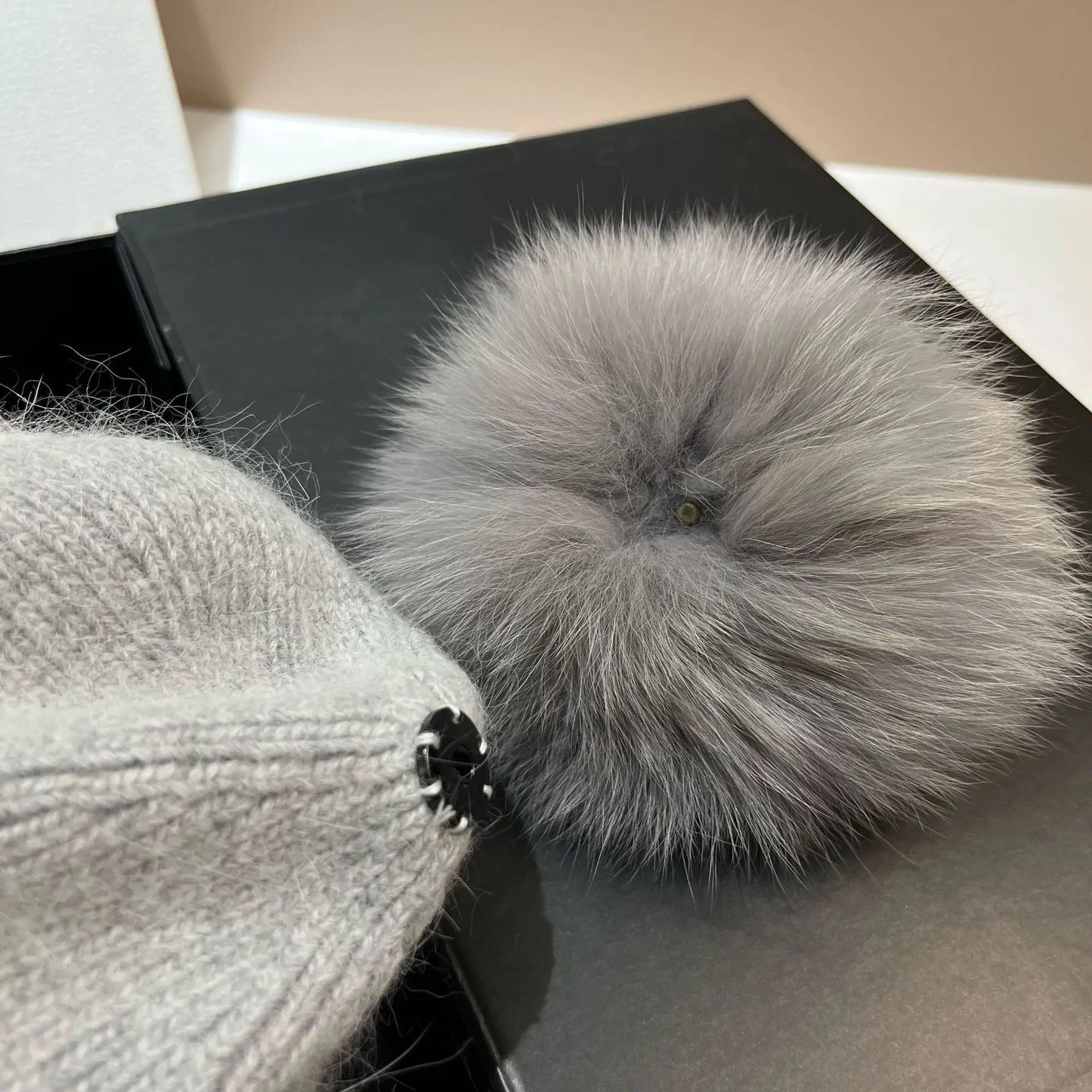 Cappello Lavorato A Maglia Con Pelliccia Sintetica Di Coniglio Bianco E Pompon In Pelliccia Neve Per Donna All Aperto