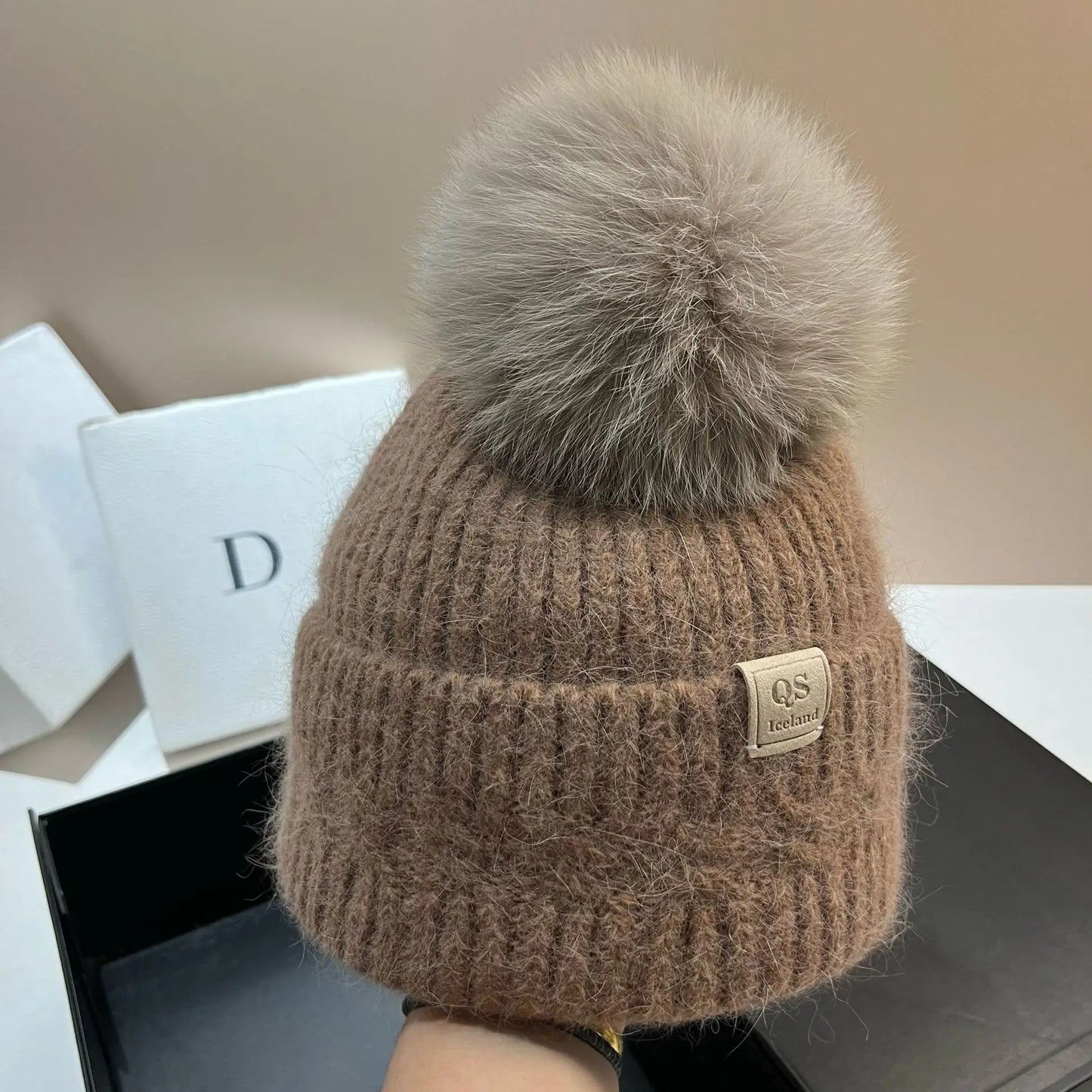 Cappello Lavorato A Maglia Con Pelliccia Sintetica Di Coniglio Bianco E Pompon In Pelliccia Neve Per Donna All Aperto