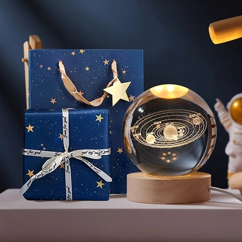 Sfera Di Cristallo 6 Cm Luce Notturna Pianeta Inciso Laser Regalo Di Compleanno Decorazione Desktop Con Base USB Legno