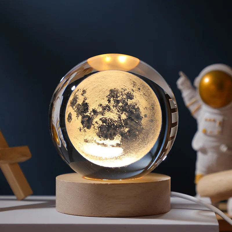 Sfera di Cristallo 3D Decorazione Sistema Solare Pianeti Luna LED Astronauta 6 e 8 cm Globo di Neve Vetro