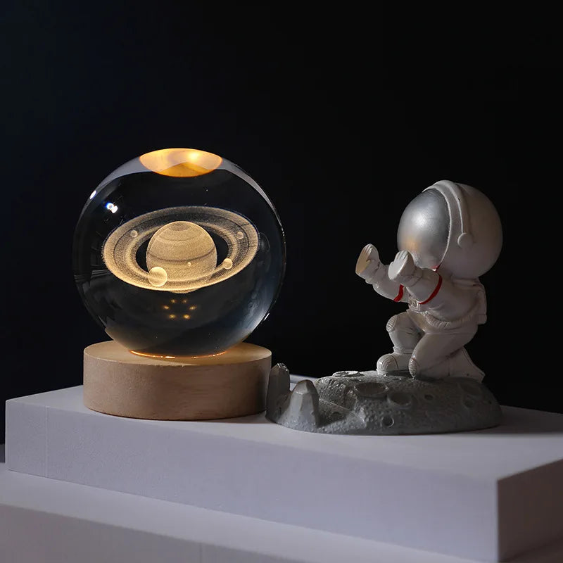 Sfera di Cristallo 3D Decorazione Sistema Solare Pianeti Luna LED Astronauta 6 e 8 cm Globo di Neve Vetro