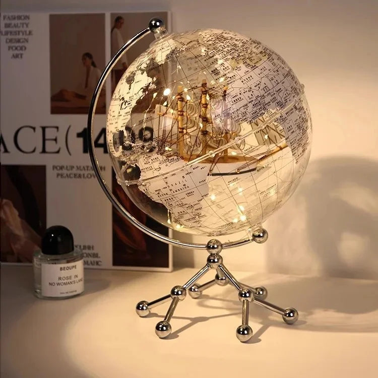 Ornamento moderno di lusso a globo con accenti di barca a vela, elegante scultura in metallo per soggiorno, supporto TV, armadietto del vino, scrivania da ufficio