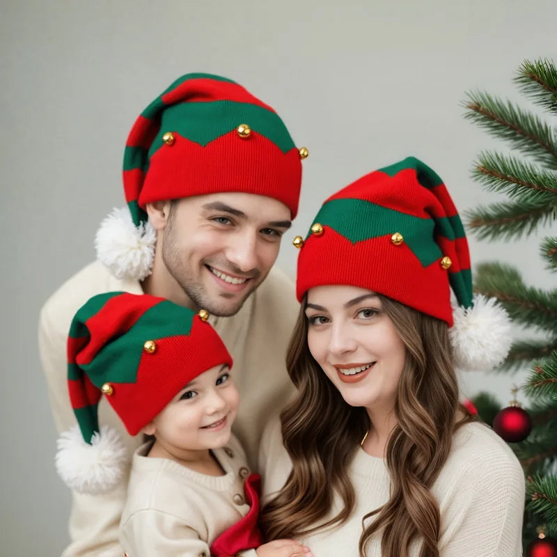 Cappello Natalizio In Lana Lavorata A Maglia Per Mamma E Bambino Con Blocchi Rossi E Campanelle Festose