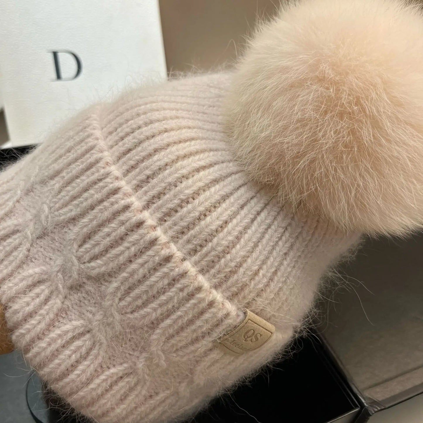 Cappello Lavorato A Maglia Con Pelliccia Sintetica Di Coniglio Bianco E Pompon In Pelliccia Neve Per Donna All Aperto