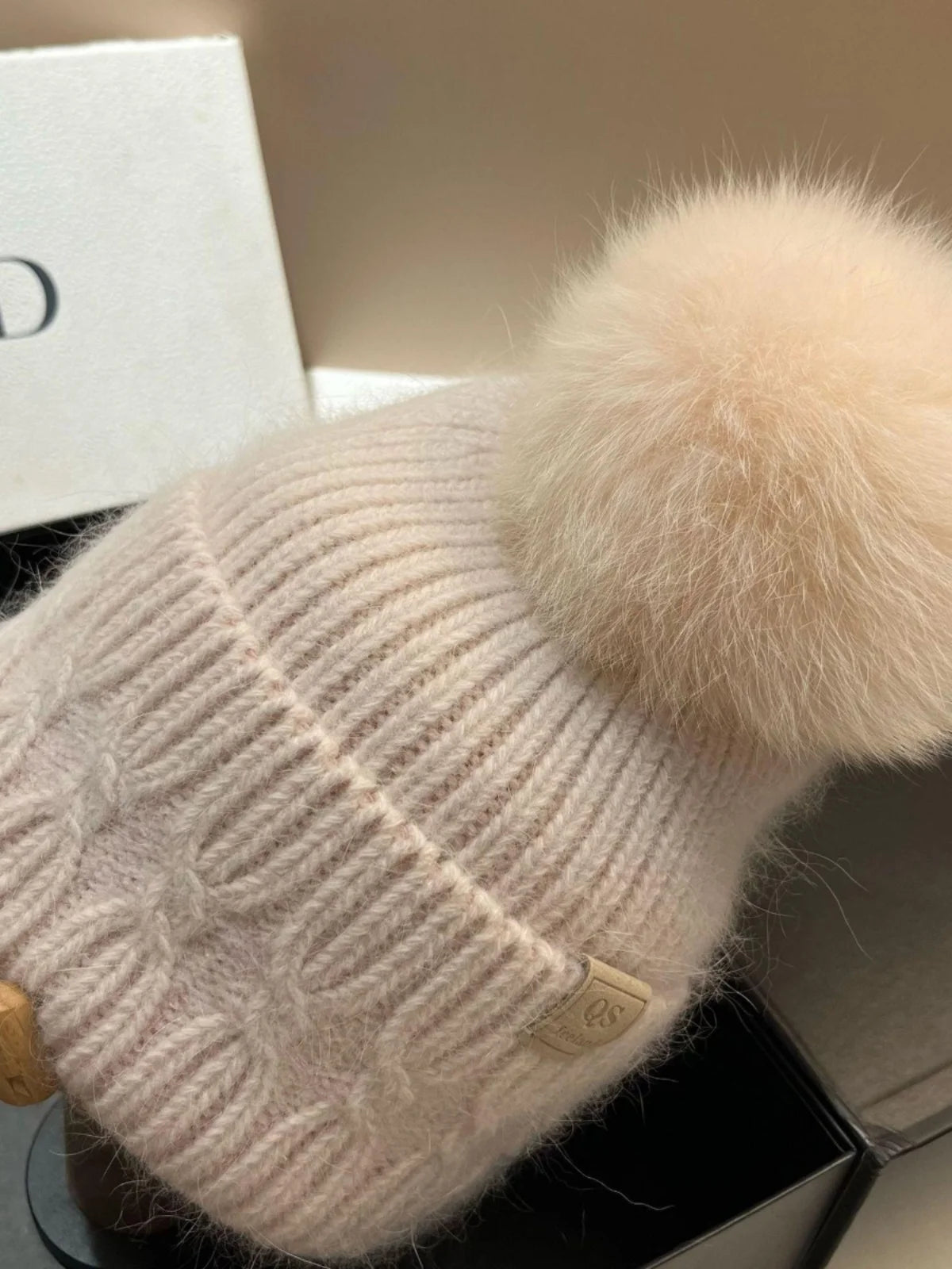 Cappello Lavorato A Maglia Con Pelliccia Sintetica Di Coniglio Bianco E Pompon In Pelliccia Neve Per Donna All Aperto