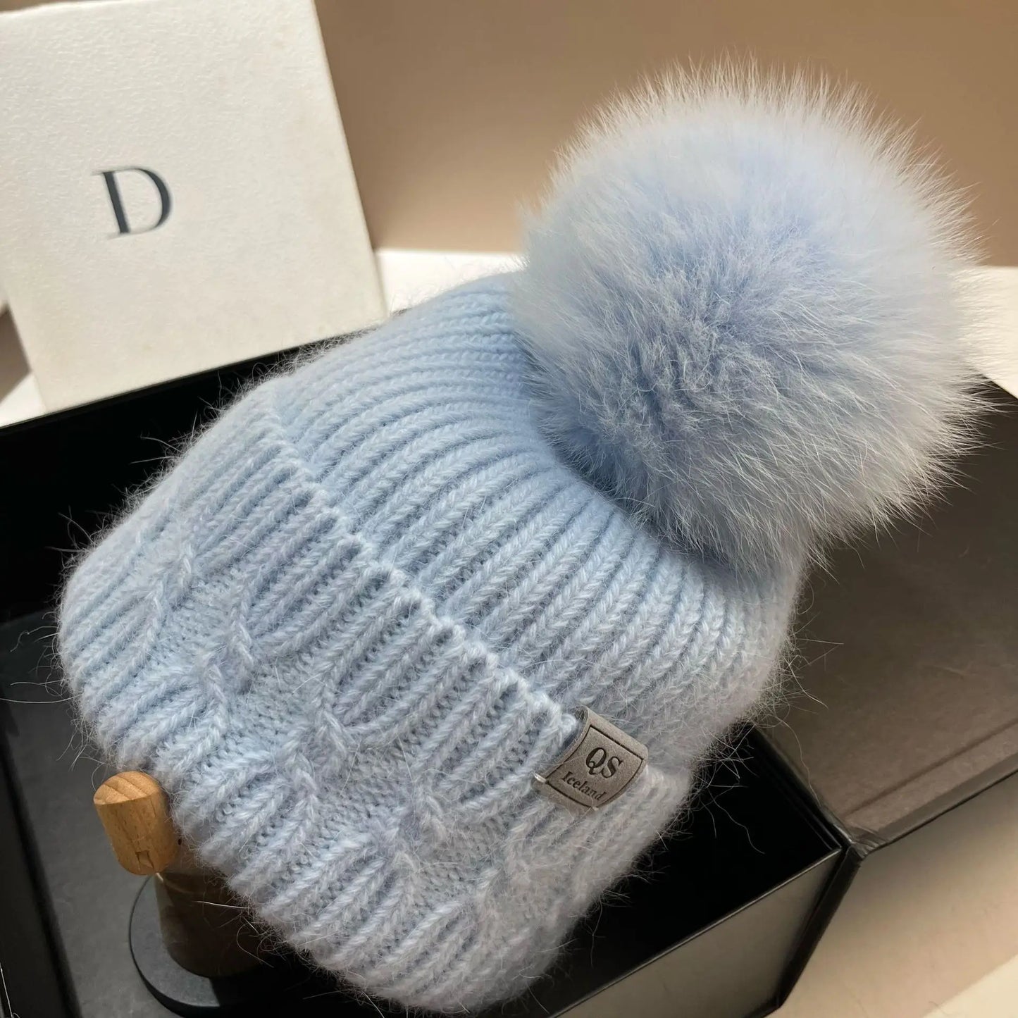 Cappello Lavorato A Maglia Con Pelliccia Sintetica Di Coniglio Bianco E Pompon In Pelliccia Neve Per Donna All Aperto