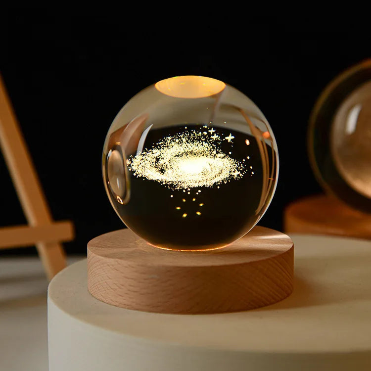 Lampada Notturna Sfera di Cristallo Incisa al Laser Regalo di Compleanno Decorazione da Scrivania con Base USB in Legno