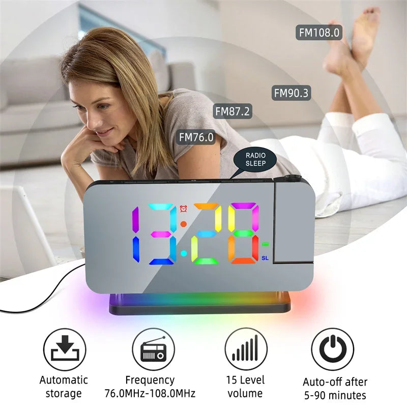 Radio FM a Proiezione 180 Gradi con Sveglia RGB e Luce Notturna 6 Livelli di Luminosità USB Doppia Uscita Orologio LED