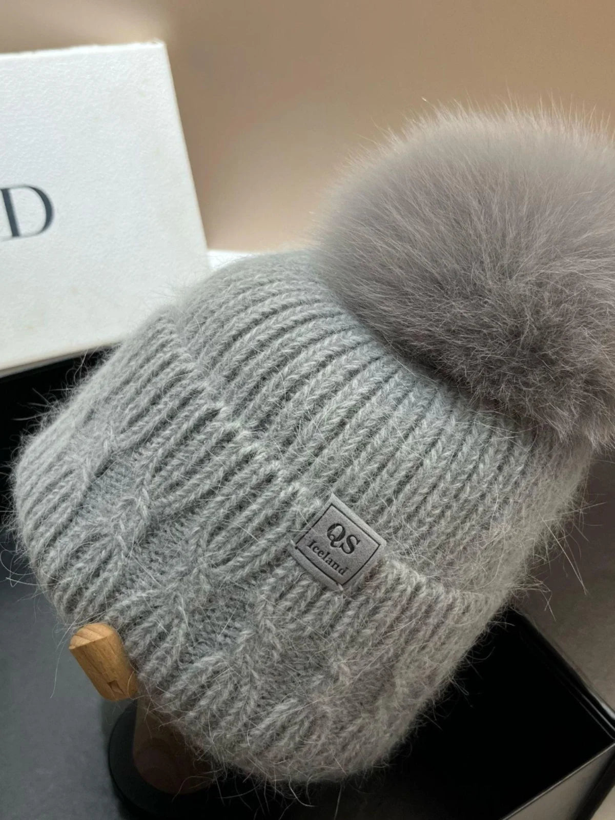 Cappello Lavorato A Maglia Con Pelliccia Sintetica Di Coniglio Bianco E Pompon In Pelliccia Neve Per Donna All Aperto