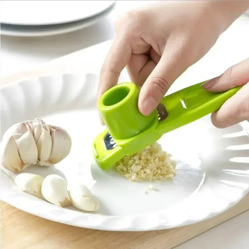 1 confezione Mini aglio Grinder creativo spremiaglio cucina aglio Mash manuale aglio schiacciare gadget da cucina verdi