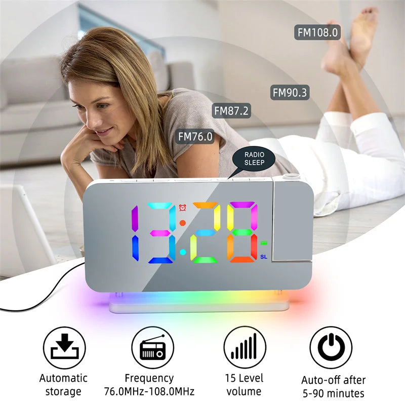 Radio FM a Proiezione 180 Gradi con Sveglia RGB e Luce Notturna 6 Livelli di Luminosità USB Doppia Uscita Orologio LED