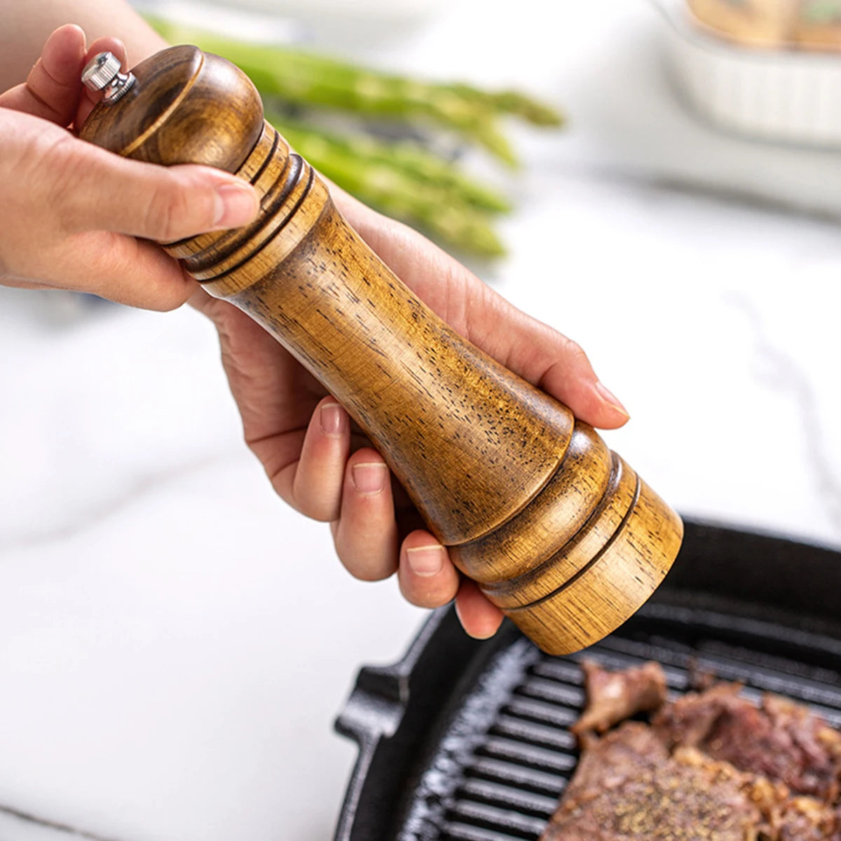 1 macinacaffè manuale da 5 pollici 8 pollici 10 pollici; macinapepe; legno di quercia; pepe del Sichuan; polvere di pepe appena macinata; barattolo di condimento.