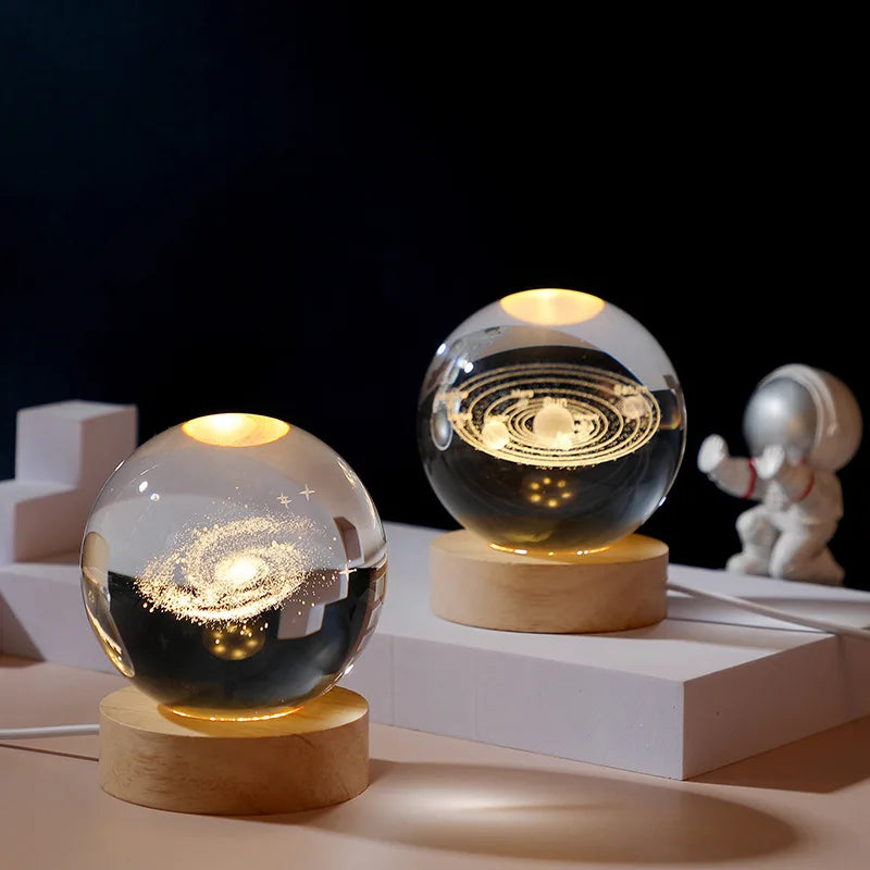 Sfera di Cristallo 3D Decorazione Sistema Solare Pianeti Luna LED Astronauta 6 e 8 cm Globo di Neve Vetro
