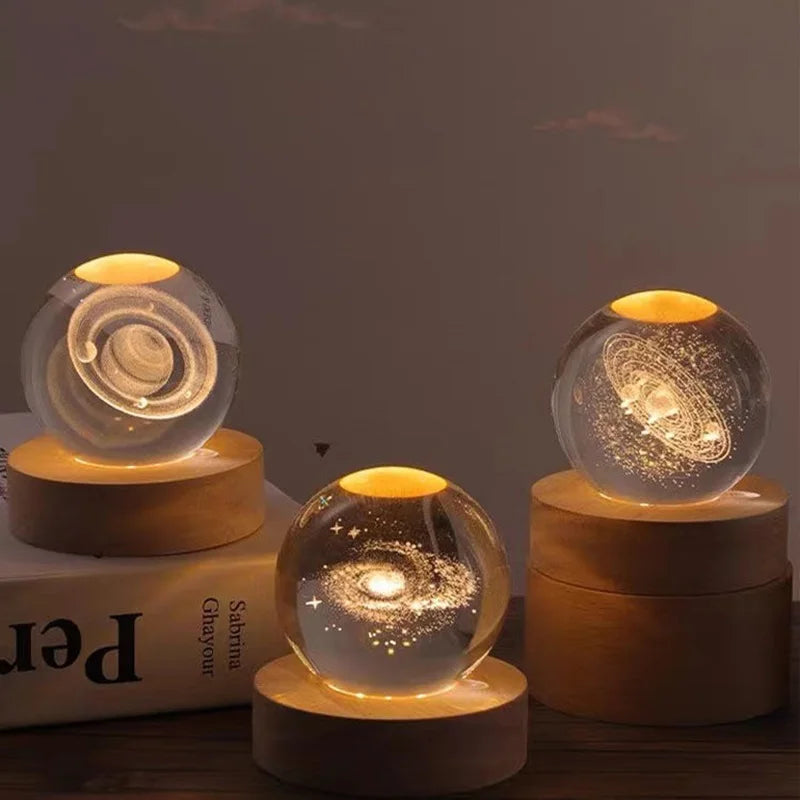 Lampada Notturna Sfera di Cristallo Incisa al Laser Regalo di Compleanno Decorazione da Scrivania con Base USB in Legno