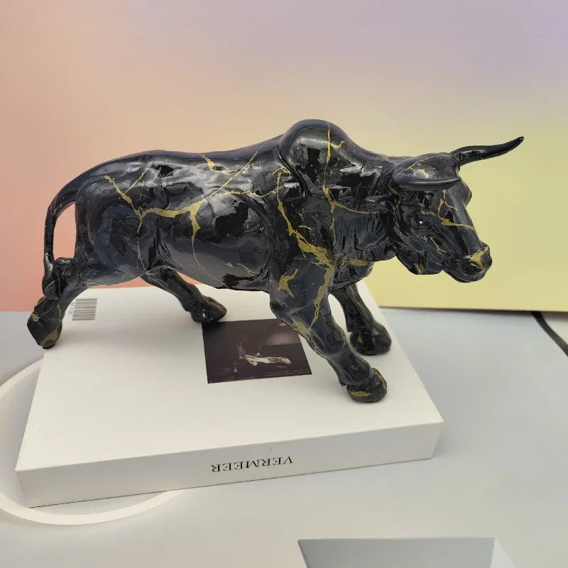 Statua di toro nordico in resina Wall Street Figurine di bue Animali Ornamenti per la casa Graffiti Toro Scultura per interni Decorazioni per la casa