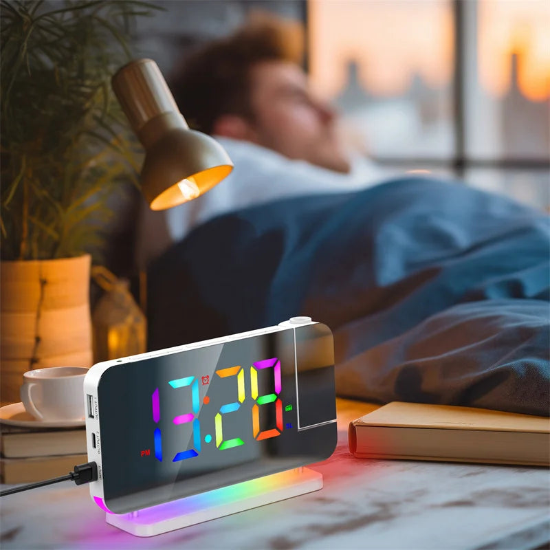 Radio FM a Proiezione 180 Gradi con Sveglia RGB e Luce Notturna 6 Livelli di Luminosità USB Doppia Uscita Orologio LED