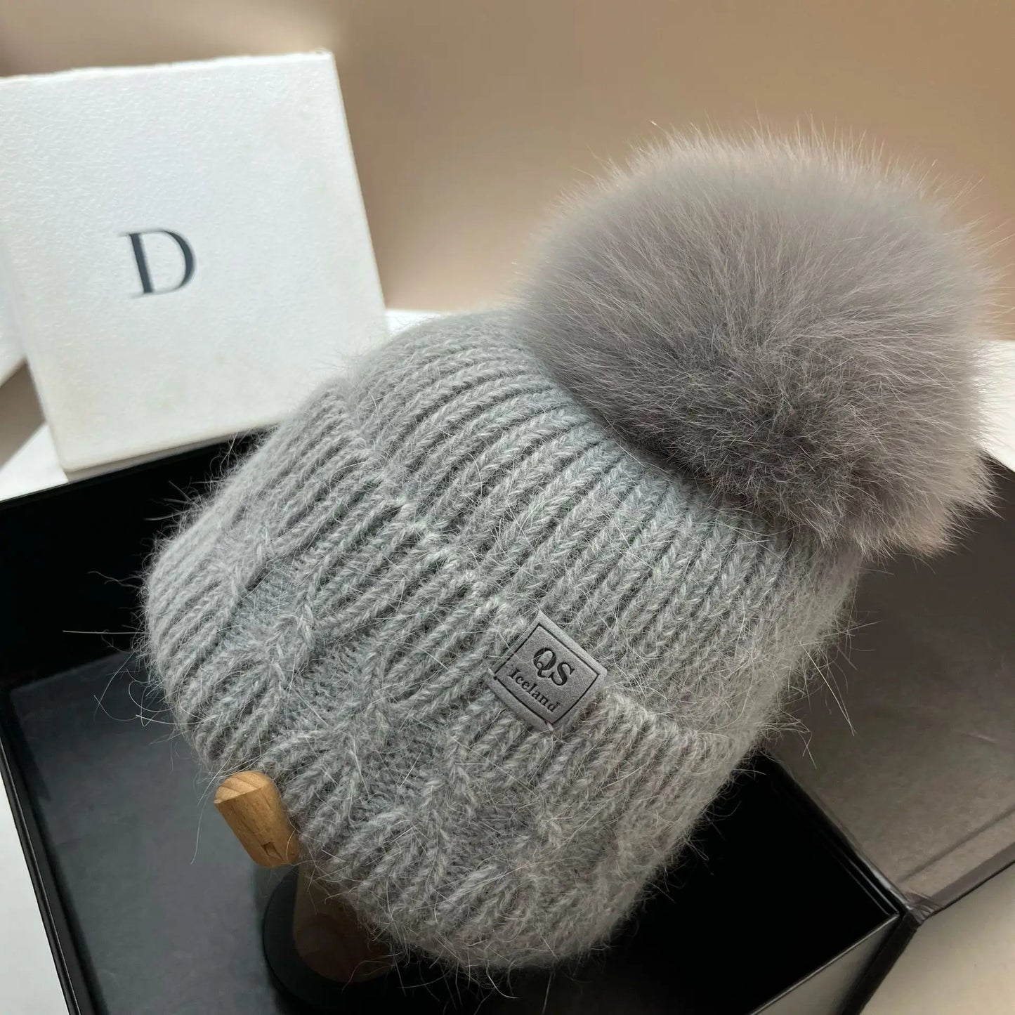 Cappello Lavorato A Maglia Con Pelliccia Sintetica Di Coniglio Bianco E Pompon In Pelliccia Neve Per Donna All Aperto