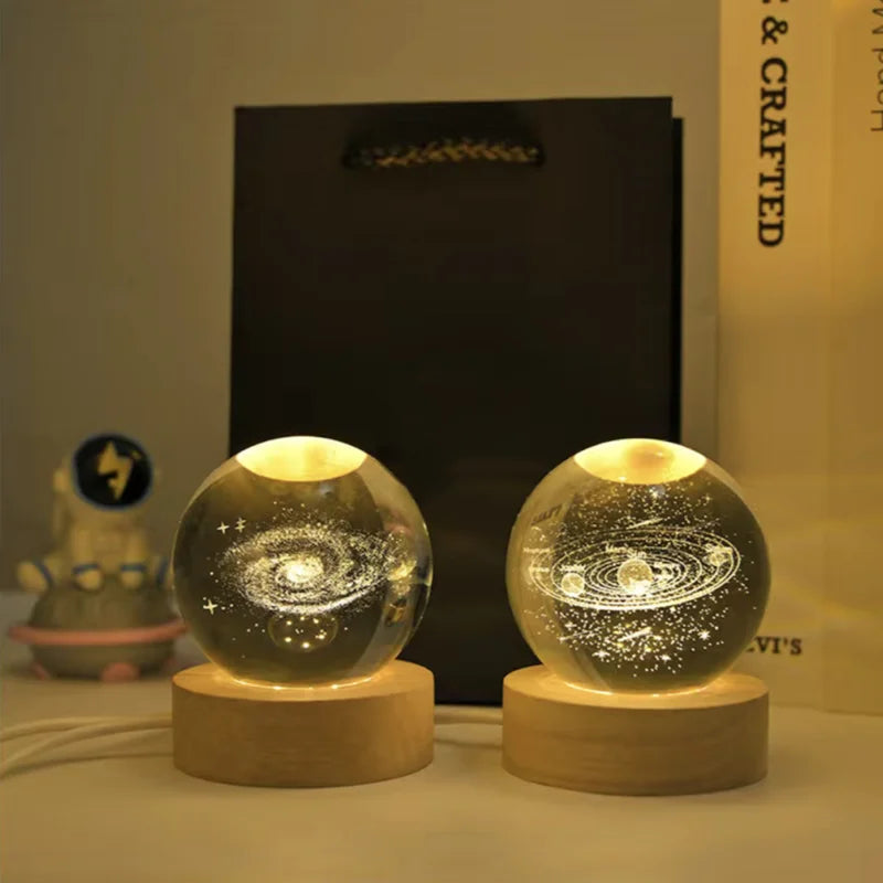 Sfera Di Cristallo 6 Cm Luce Notturna Pianeta Inciso Laser Regalo Di Compleanno Decorazione Desktop Con Base USB Legno