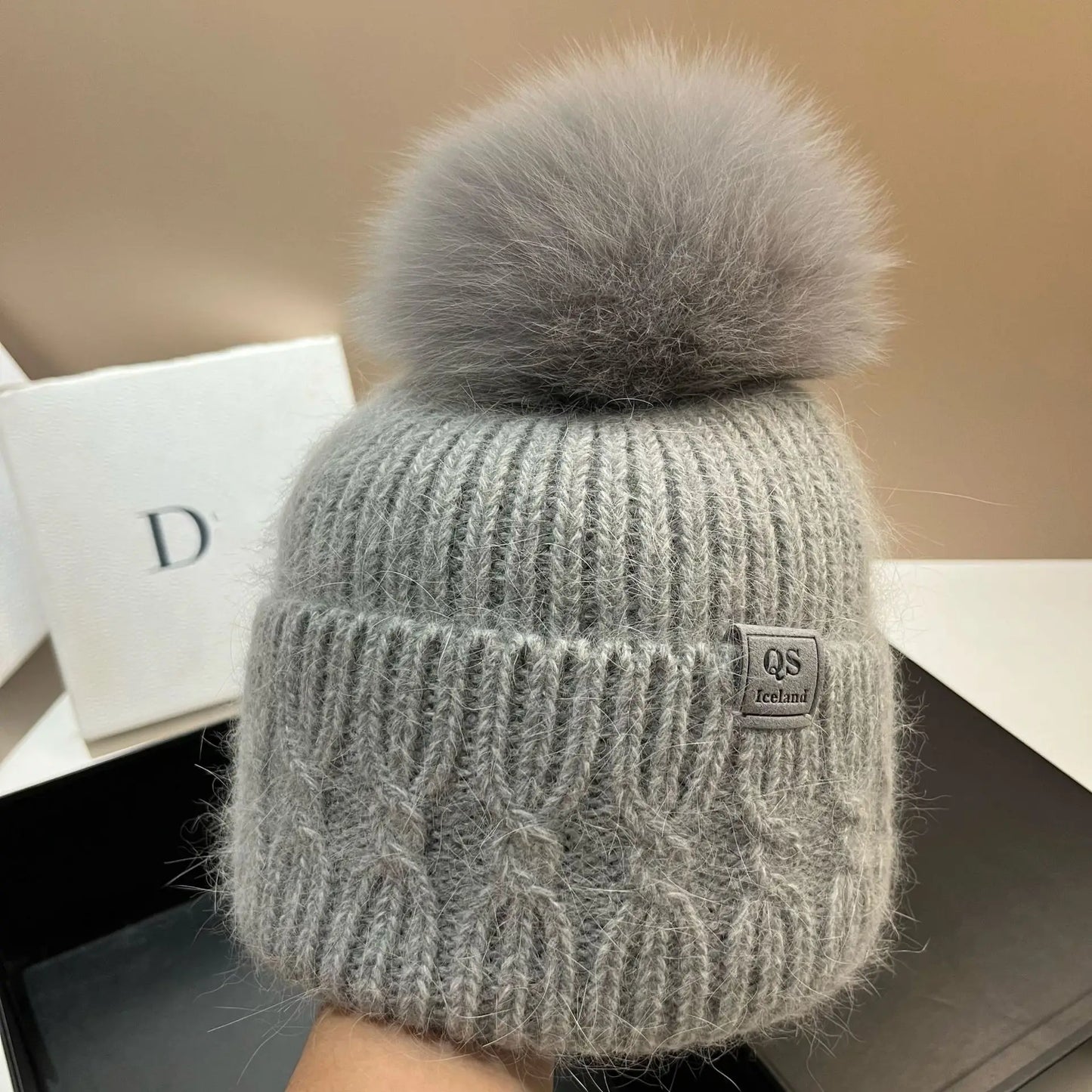 Cappello Lavorato A Maglia Con Pelliccia Sintetica Di Coniglio Bianco E Pompon In Pelliccia Neve Per Donna All Aperto