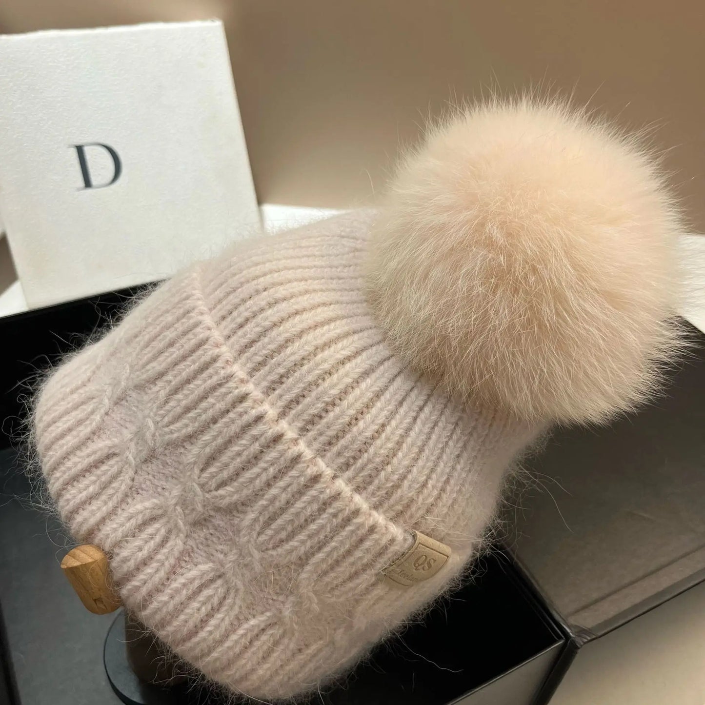 Cappello Lavorato A Maglia Con Pelliccia Sintetica Di Coniglio Bianco E Pompon In Pelliccia Neve Per Donna All Aperto