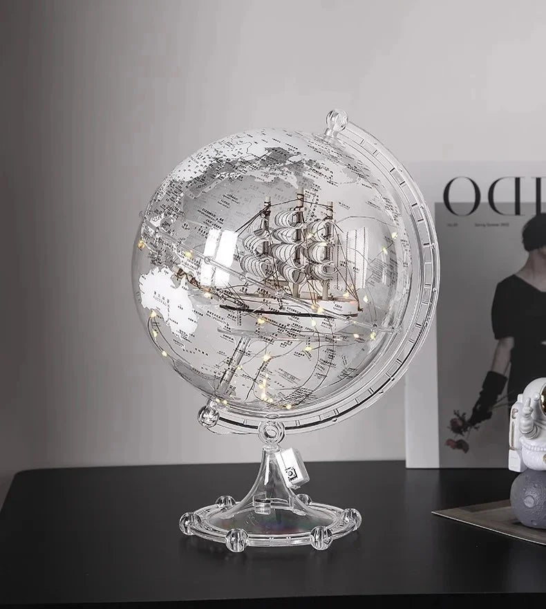 Ornamento moderno di lusso a globo con accenti di barca a vela, elegante scultura in metallo per soggiorno, supporto TV, armadietto del vino, scrivania da ufficio