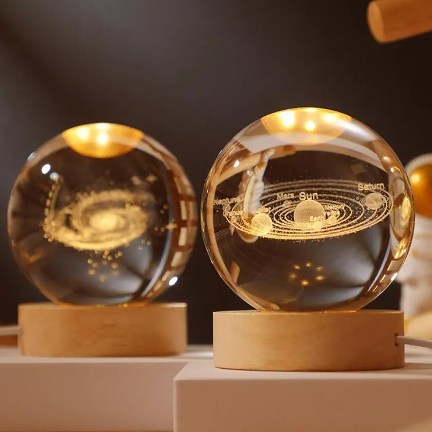 Lampada Notturna Sfera di Cristallo Incisa al Laser Regalo di Compleanno Decorazione da Scrivania con Base USB in Legno