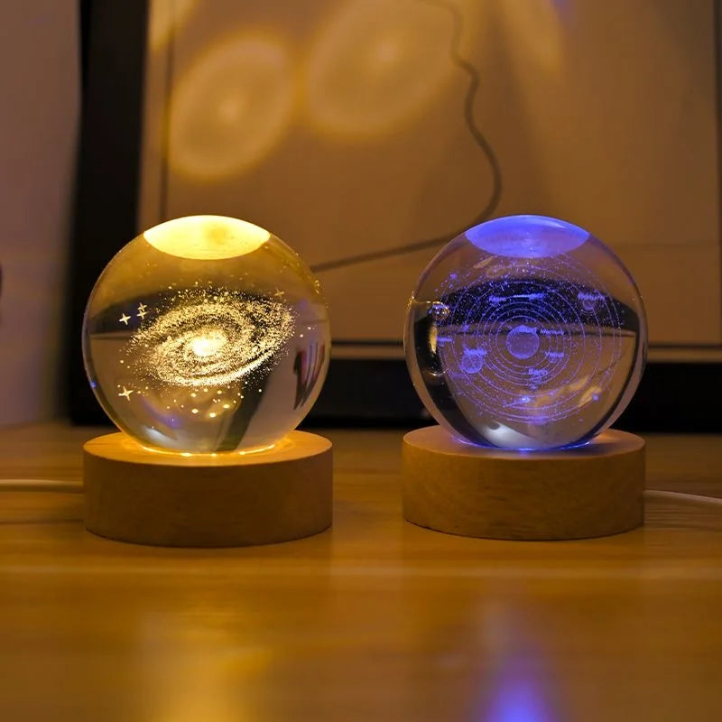 Sfera Di Cristallo 6 Cm Luce Notturna Pianeta Inciso Laser Regalo Di Compleanno Decorazione Desktop Con Base USB Legno
