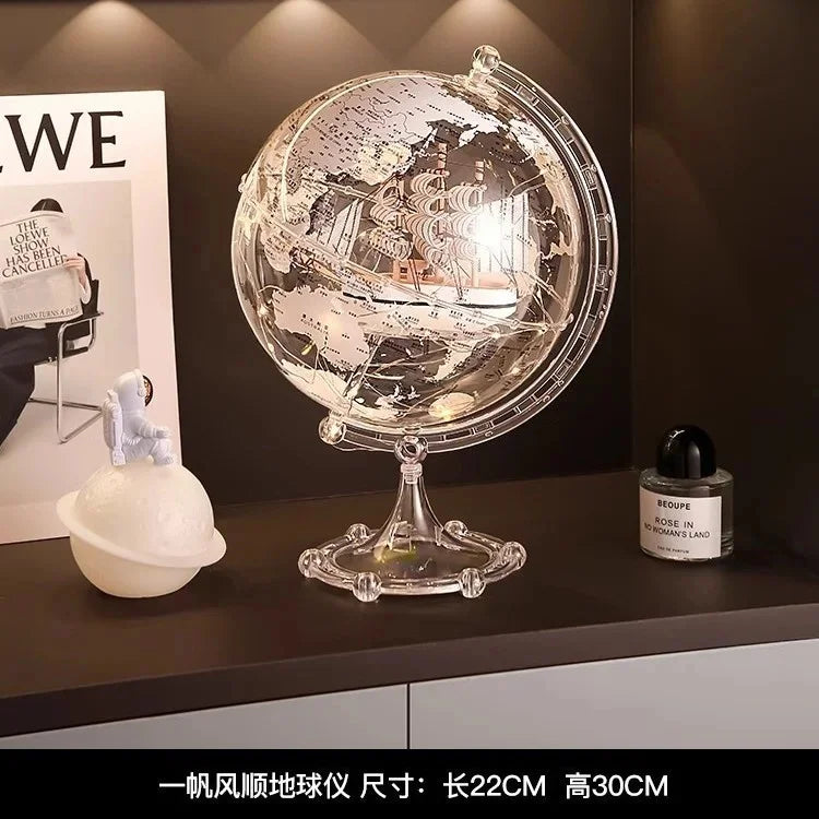 Ornamento moderno di lusso a globo con accenti di barca a vela, elegante scultura in metallo per soggiorno, supporto TV, armadietto del vino, scrivania da ufficio