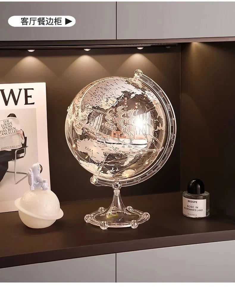 Ornamento moderno di lusso a globo con accenti di barca a vela, elegante scultura in metallo per soggiorno, supporto TV, armadietto del vino, scrivania da ufficio