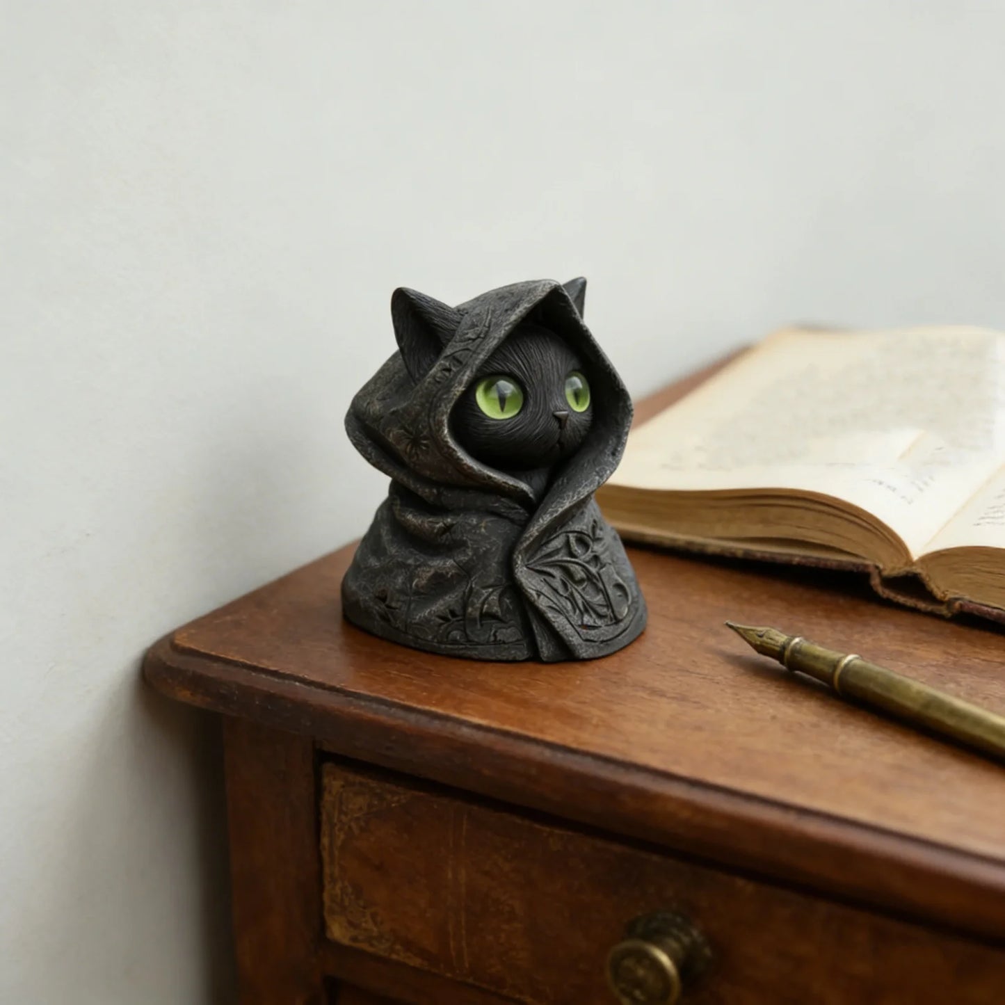 Statuetta Misteriosa Del Gatto Con Cappuccio Nero Gotico In Resina Con Mantello Nero E Occhi Verdi Per Collezione