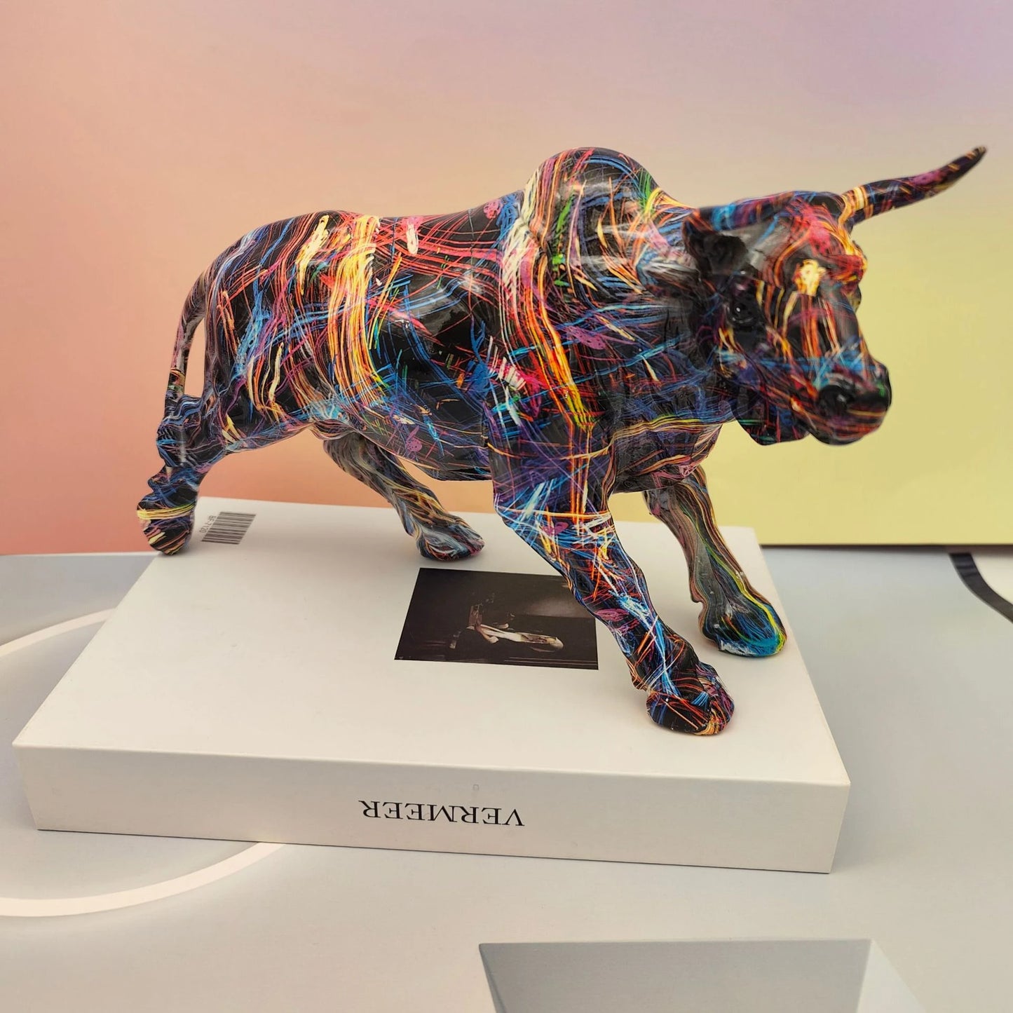 Statua di toro nordico in resina Wall Street Figurine di bue Animali Ornamenti per la casa Graffiti Toro Scultura per interni Decorazioni per la casa