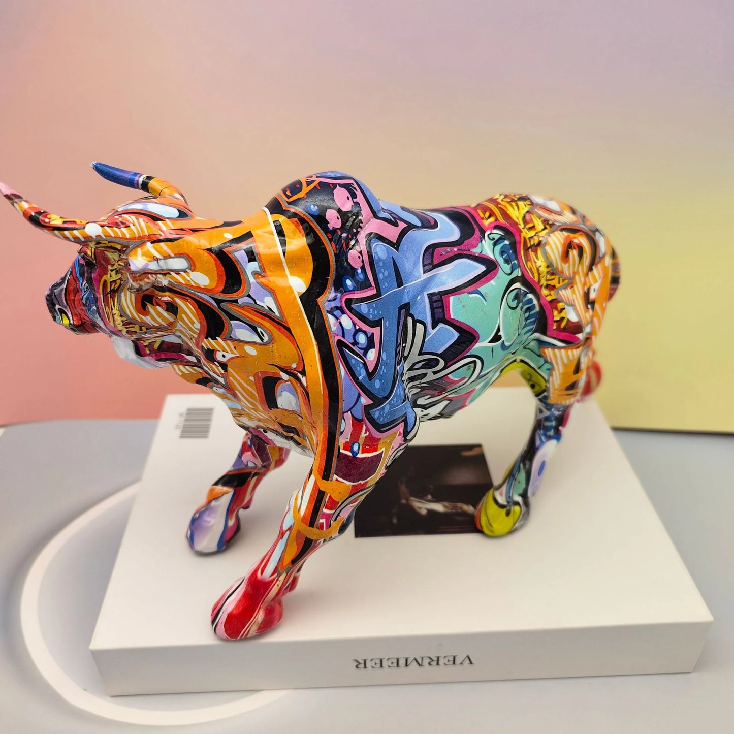 Statua di toro nordico in resina Wall Street Figurine di bue Animali Ornamenti per la casa Graffiti Toro Scultura per interni Decorazioni per la casa