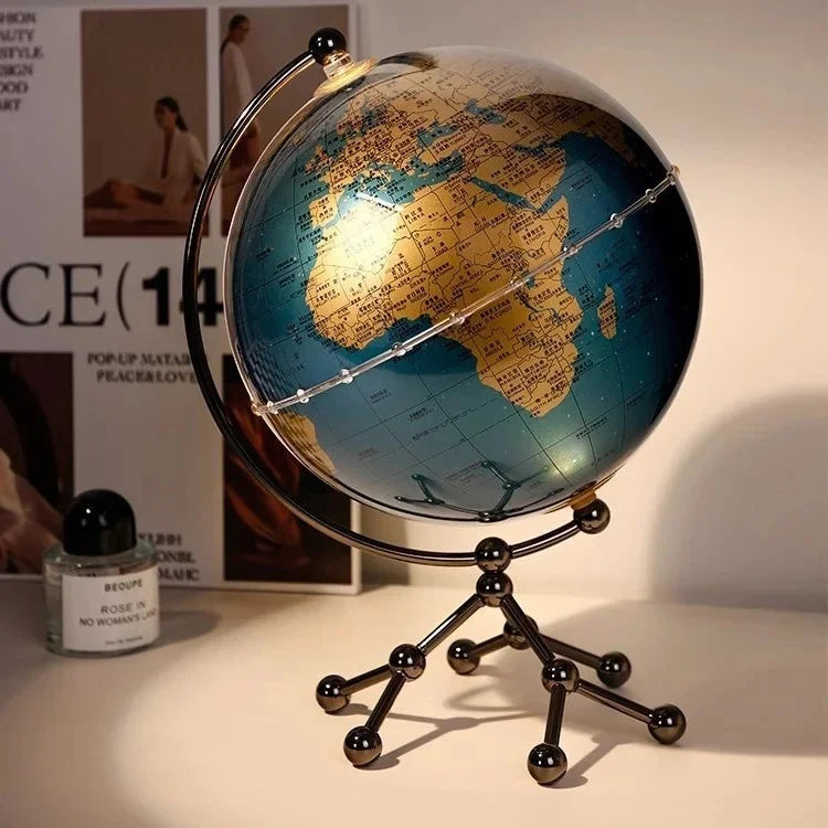 Ornamento moderno di lusso a globo con accenti di barca a vela, elegante scultura in metallo per soggiorno, supporto TV, armadietto del vino, scrivania da ufficio