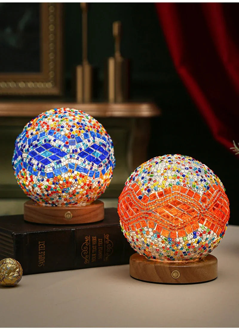 Lampada Da Scrivania LED Bohemien Con USB In Vetro Colorato Attenuazione Calda Stile Nazionale Per Camera Da Letto