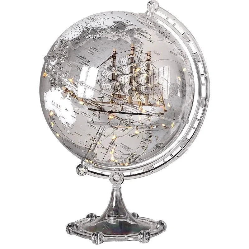 Ornamento moderno di lusso a globo con accenti di barca a vela, elegante scultura in metallo per soggiorno, supporto TV, armadietto del vino, scrivania da ufficio