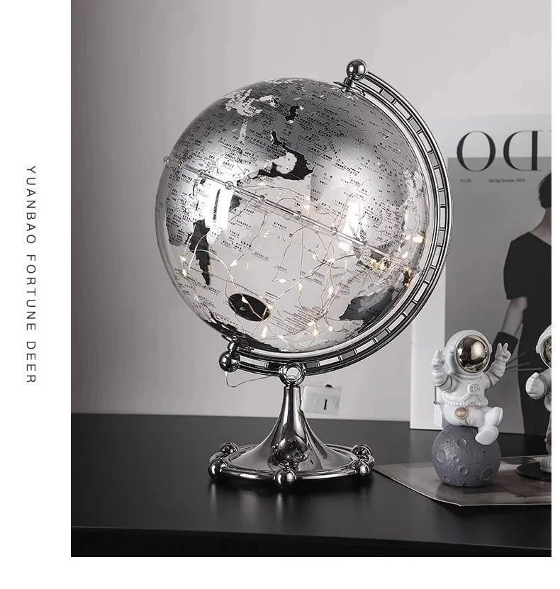 Ornamento moderno di lusso a globo con accenti di barca a vela, elegante scultura in metallo per soggiorno, supporto TV, armadietto del vino, scrivania da ufficio