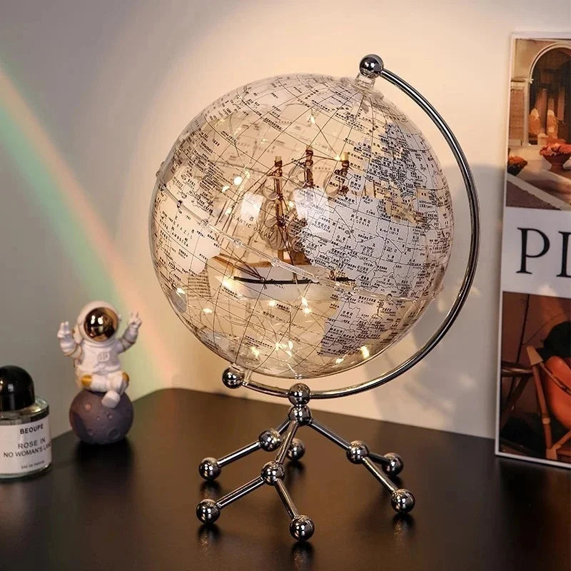 Ornamento moderno di lusso a globo con accenti di barca a vela, elegante scultura in metallo per soggiorno, supporto TV, armadietto del vino, scrivania da ufficio